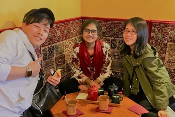 三名留学生在匹兹堡一家茶馆摆姿势的照片