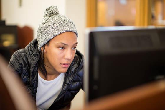 图为波胆网站的一名女学生在看电脑