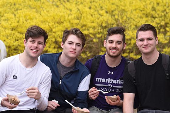 四名波胆网站的男生在外面微笑着吃冰淇淋